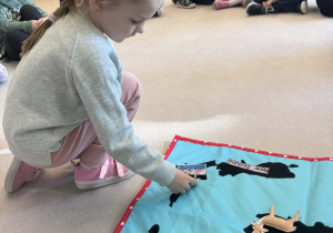 dziewczynka przyczepia flagę Nowej Zelandii