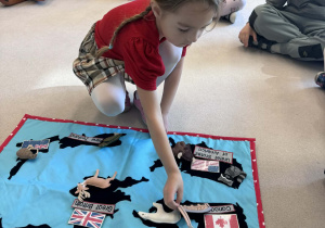 dziewczynka przyczepia na matę wieżowiec CNN na mapie Kanady