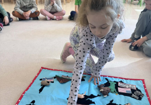 dziewczynka przyczepia Big Bena na mapie Wielkiej Brytanii