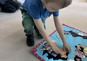 chłopiec przyczepia kanugra na mapie Australii