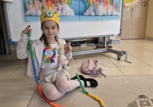 Dziewczynka pozuje z linią życia i dyplomem