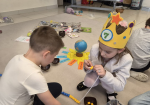 Dziewczynka i chłopiec tworzą linię życia