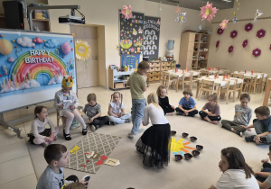 Chłopiec trzyma globus a dziewczynka rozkłada koraliki