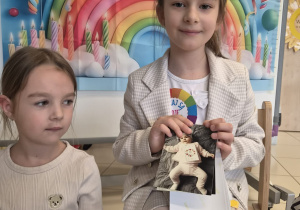 Dziewczyna trzyma swoje zdjęcie z dzieciństwa