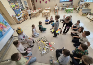 Chłopiec trzyma globus a dziewczynka rozkłada koraliki