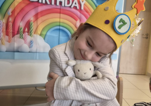 Dziewczynka przytula swojego ulubionego misia