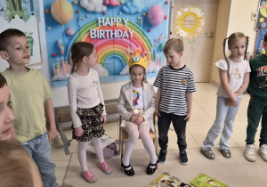 Dzieci śpiewają sto lat