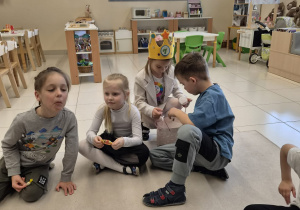 Dziewczynka częstuje dzieci cukierkami