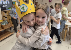 Dziewczynka przytula swoją ulubioną koleżankę