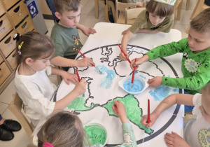 Dzieci malują planetę piankofarbą
