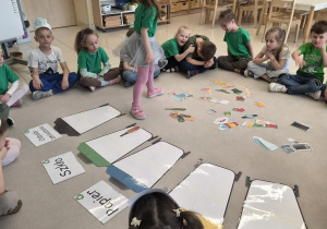 Zabawa w dopasowywanie śmieci do makiet koszy.