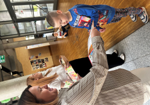 Panie wręczają dzieciom dyplomy i upominki