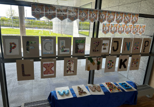 Sensoryczne litery wykonane przez dzieci