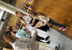 Panie wręczają dzieciom dyplomy i upominki