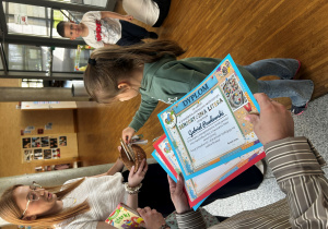 Panie wręczają dzieciom dyplomy i upominki