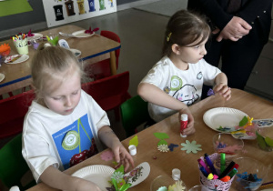 Dziewczynki wykonują pracę plastyczną