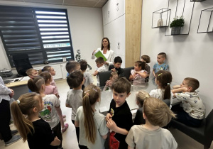 Sześciolatki z wizytą u Pani Dyrektor