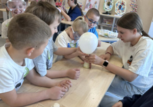 Dzieci wykonują doświadczenia w pracowni biologiczno-chemicznej