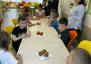 Słodki poczęstunek na stołówce szkolnej