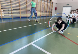 Chłopiec przechodzi przez hula hop