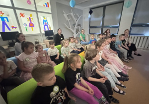 Dzieci uważnie oglądają teatrzyk w bibliotece szkolnej