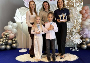 Pani Dyrektor, panie wychowawczynie oraz Lilia i Tymek pozują do zdjęcia z pucharami