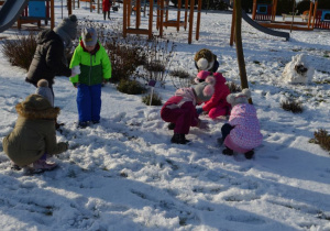 Dzieci bawią się na śniegu 1