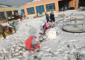 Dzieci bawią się na śniegu 10