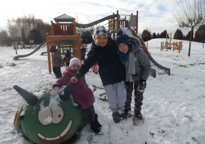 Dzieci bawią się na śniegu 11