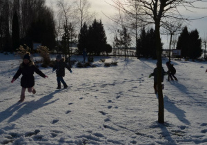 Dzieci bawią się na śniegu 2