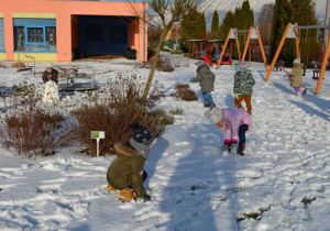 Dzieci bawią się na śniegu 3