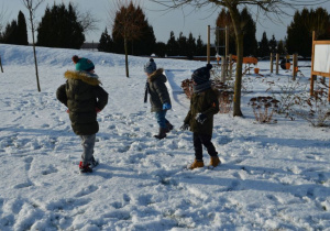 Dzieci bawią się na śniegu 4
