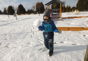 Dzieci bawią się na śniegu 6