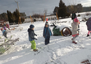 Dzieci bawią się na śniegu 7