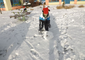Dzieci bawią się na śniegu 8