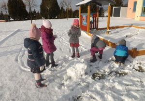 Dzieci bawią się na śniegu 9