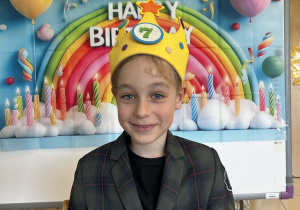 Chłopiec pozuje w urodzinowej koronie