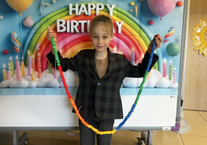 Chłopiec pozuje z linią życia