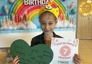 Chłopiec pozuje z serduszkiem i dyplomem