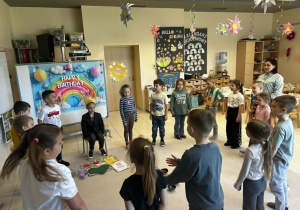 Dzieci śpiewają wspólne sto lat