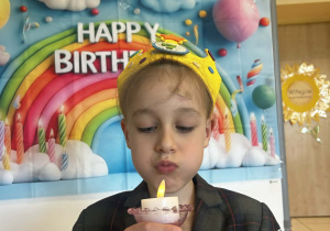 Chłopiec dmucha świeczkę