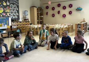 Dzieci składają Tymkowi życzenia