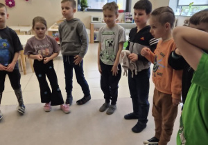 Chłopiec składa życzenia trzymając maskotkę Lili