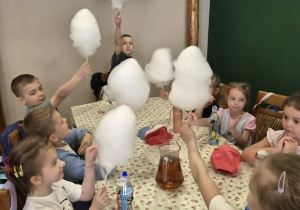 przedszkolaki jedzą watę cukrową