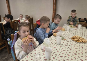przedszkolaki jedzą sniadanie