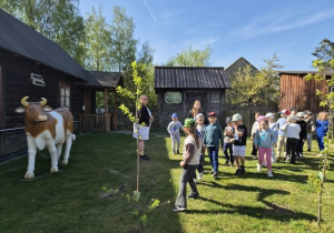 pani opowiada o skansenie Wsi Jurajskiej