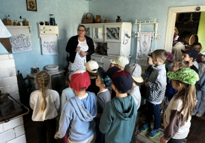 dzieci oglądają izbę od środka