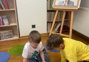 chłopcy oglądają książki