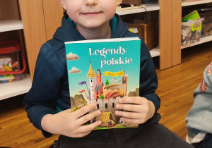 Chłopiec z ulubioną książką z legendami
