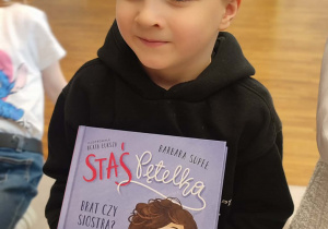 Chłopiec z ulubioną książką